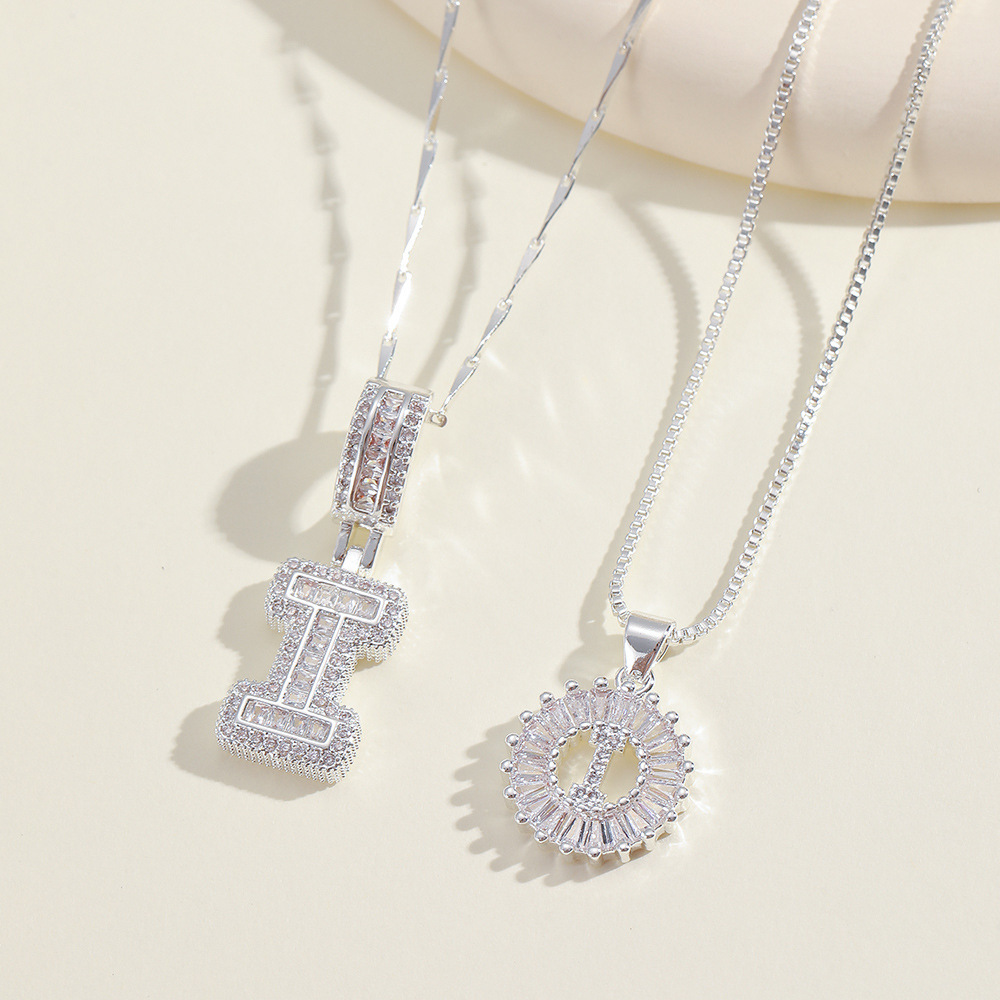 💎 2 бр. колиета с диаманти и инициали – Искрящ блясък и стил, които ще придадат уникален акцент на всяка визия ✨💖 Перфектен избор за специални моменти и подаръци 🎁📦