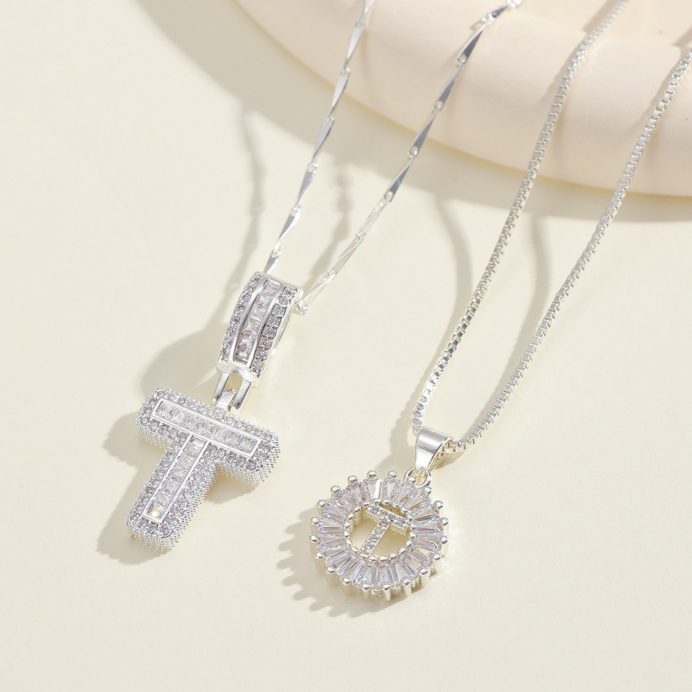 💎 2 бр. колиета с диаманти и инициали – Искрящ блясък и стил, които ще придадат уникален акцент на всяка визия ✨💖 Перфектен избор за специални моменти и подаръци 🎁📦