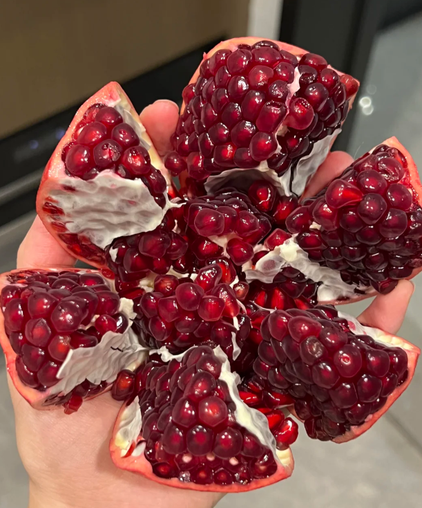 🍎 Нар – 5000-годишен плод, пълен с рубини