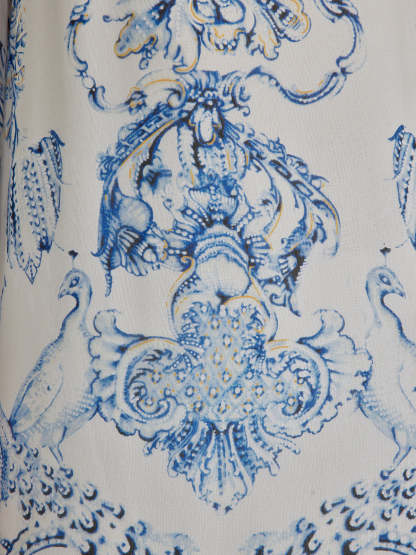 Копринена италианска рокля с V-образно деколте и флорален принт