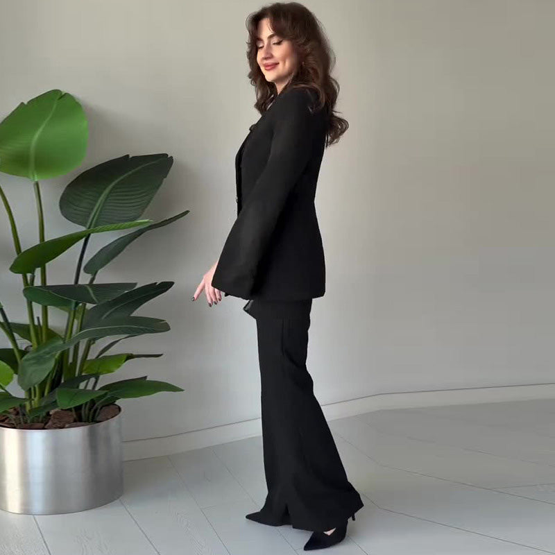 Елегантен комплект от две части за жени, състоящ се от сако с разкроени ръкави и панталон