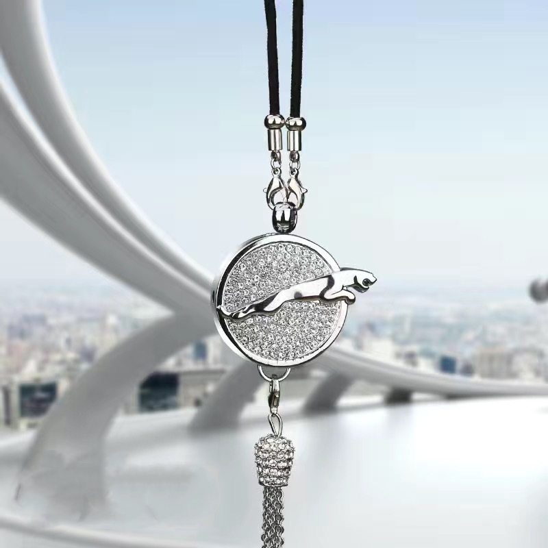 Wisiorek aromaterapeutyczny z metalowym i diamentowym logo samochodu