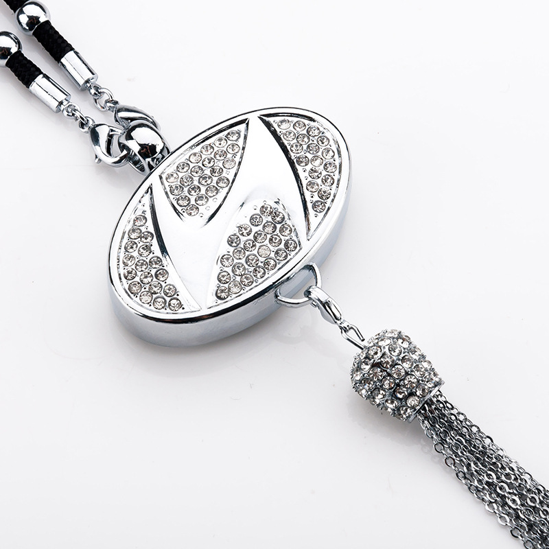 Wisiorek aromaterapeutyczny z metalowym i diamentowym logo samochodu