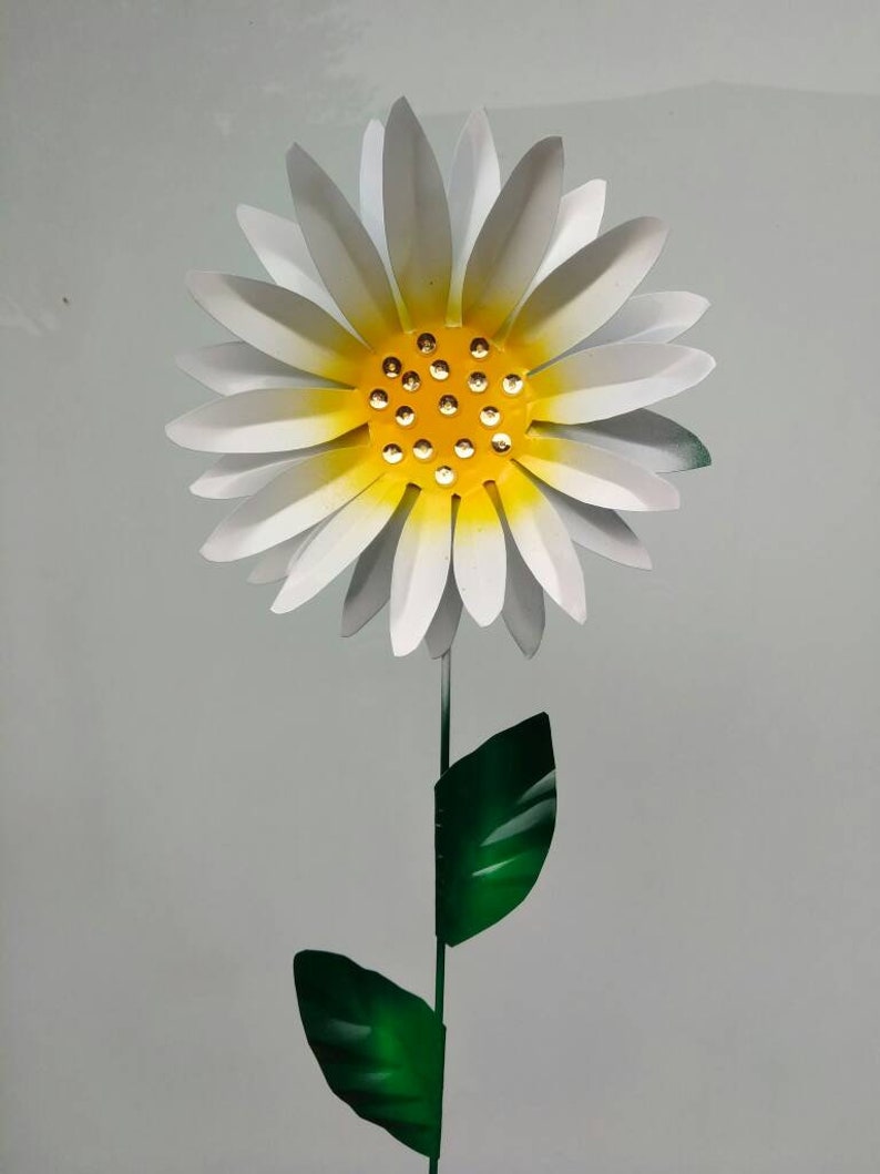 Metal Daisy Flower Garden Stake White Floral Yard Art Outdoor Decor