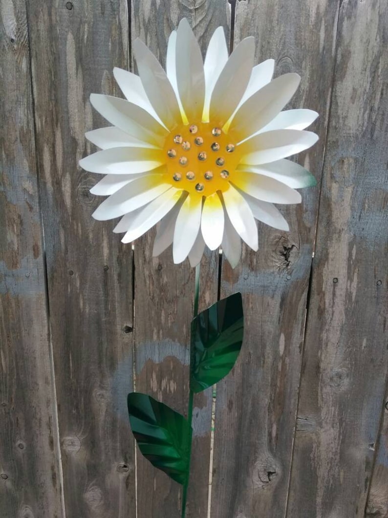 Metal Daisy Flower Garden Stake White Floral Yard Art Outdoor Decor