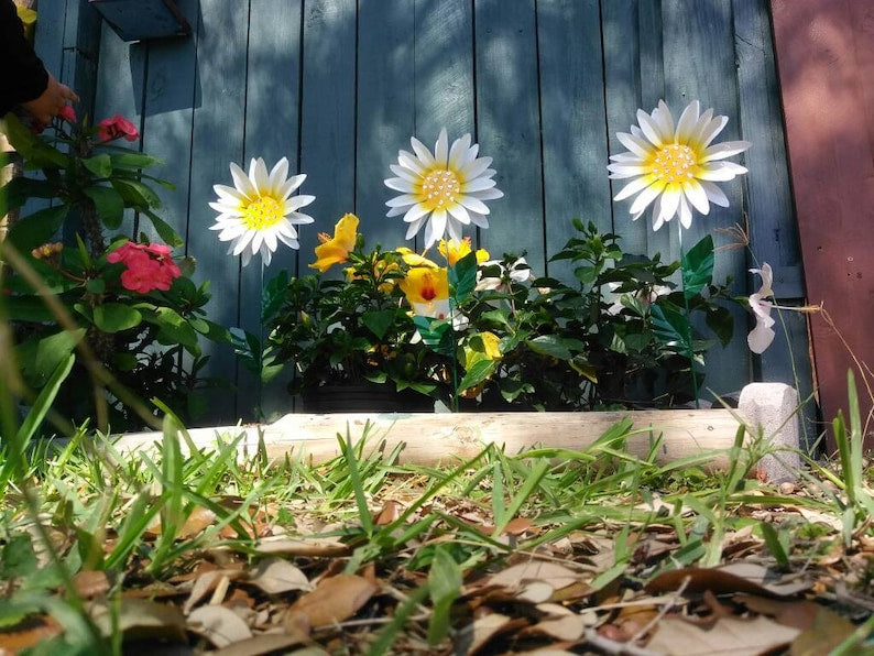 Metal Daisy Flower Garden Stake White Floral Yard Art Outdoor Decor
