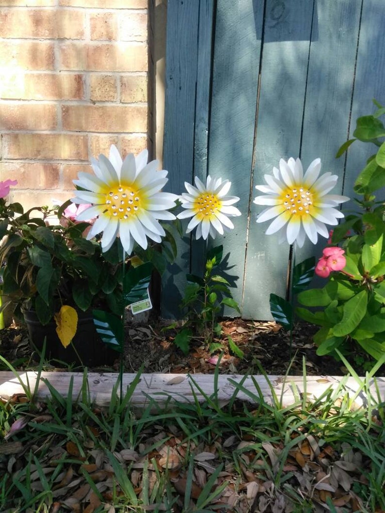 Metal Daisy Flower Garden Stake White Floral Yard Art Outdoor Decor