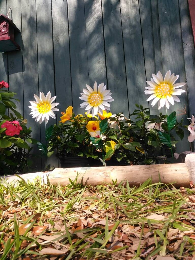 Metal Daisy Flower Garden Stake White Floral Yard Art Outdoor Decor