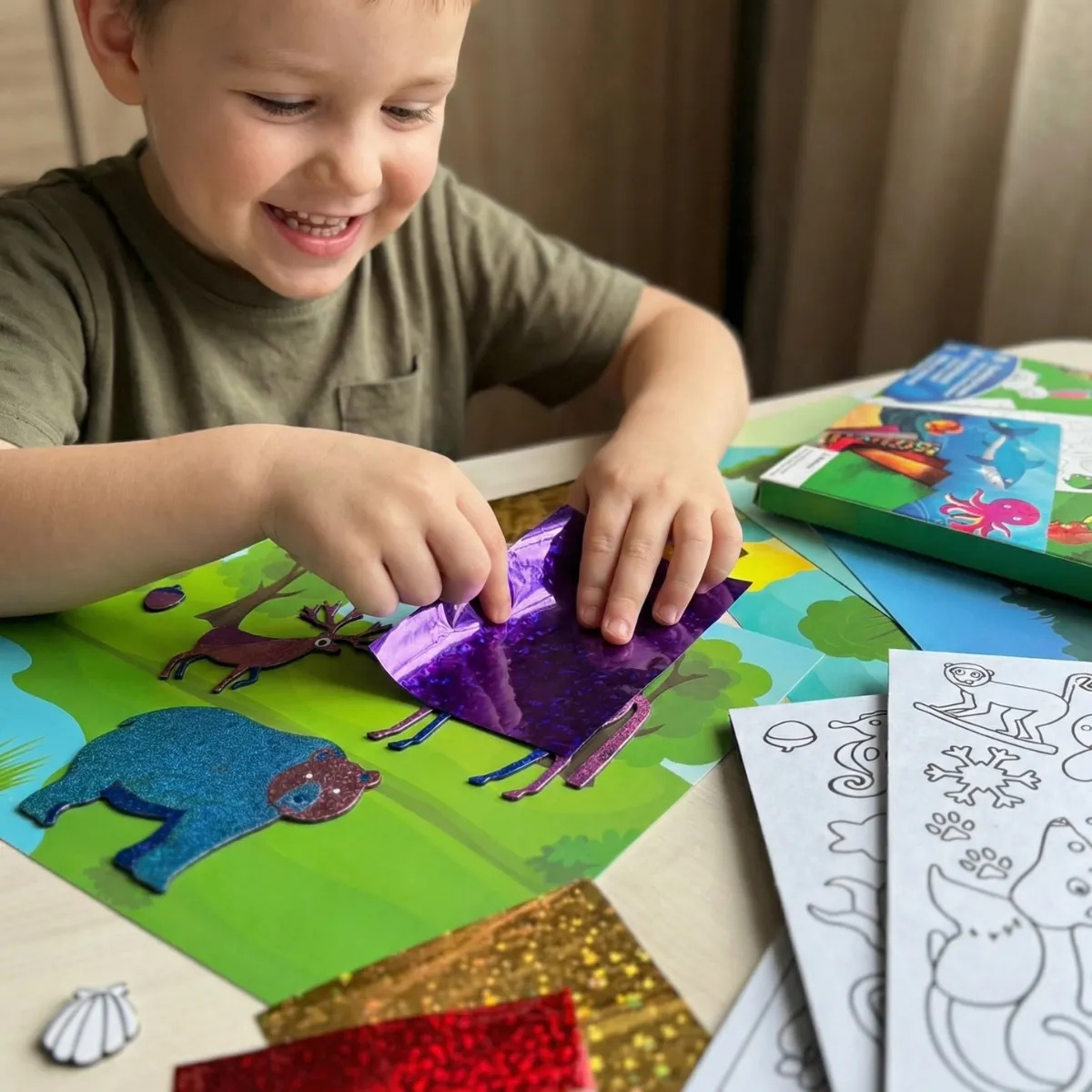 Animal World – Bring Sparkling Animals to Life with No Mess! (4+ years)