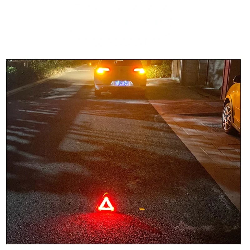 3-IN-1 solar emergency triangle warning light at the roadside📱