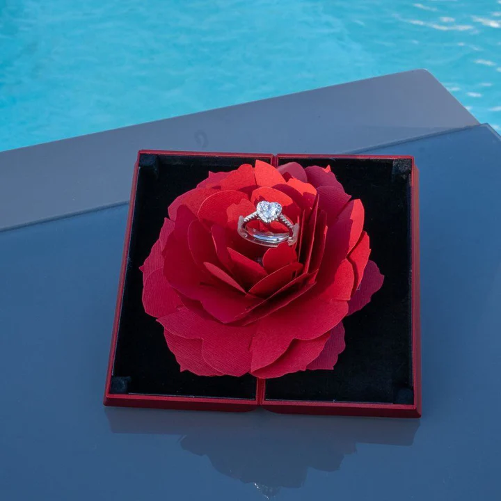 🌹Inel alb de cristal în inimă - Rose Folder Box