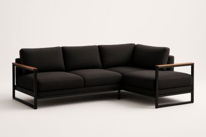 Divano angolare in tessuto poliestere nero con struttura metallica e braccioli in legno