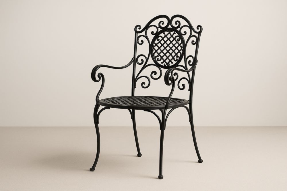 Sedia da giardino in ferro battuto con schienale traforato e braccioli