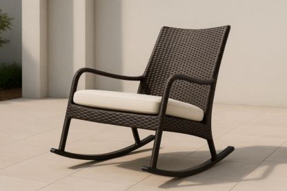 Sedia a Dondolo in Rattan Sintetico Marrone con Cuscino Beige da Esterno