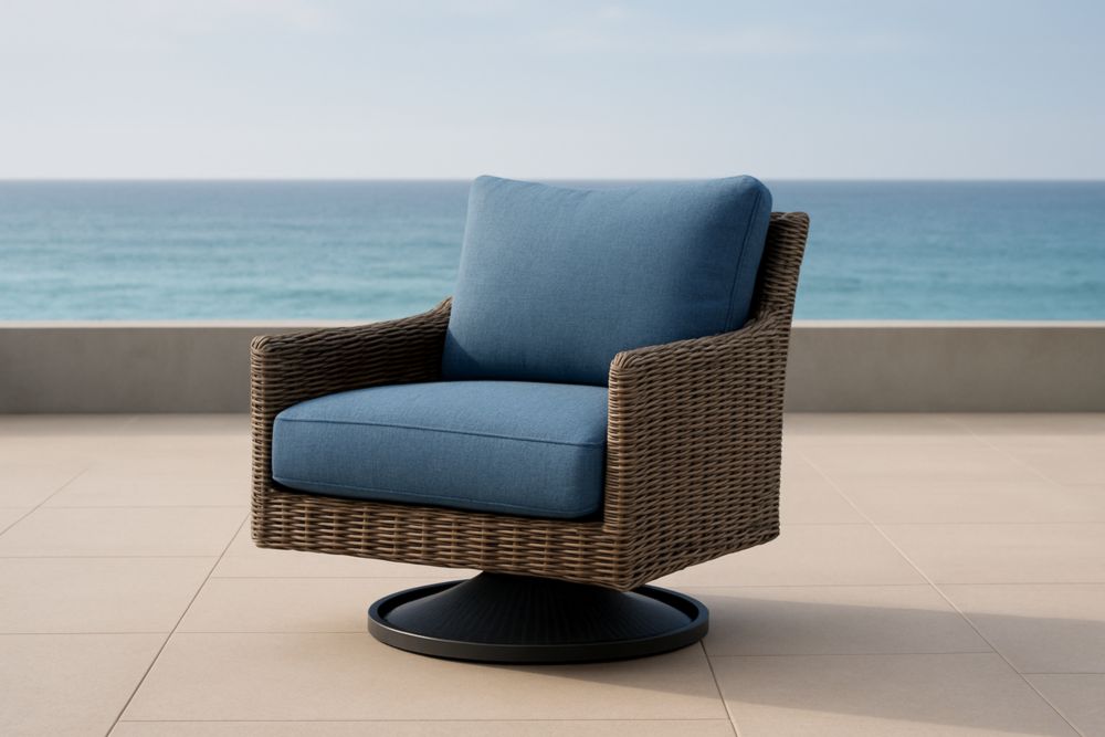 Sedia girevole in rattan sintetico con cuscini blu