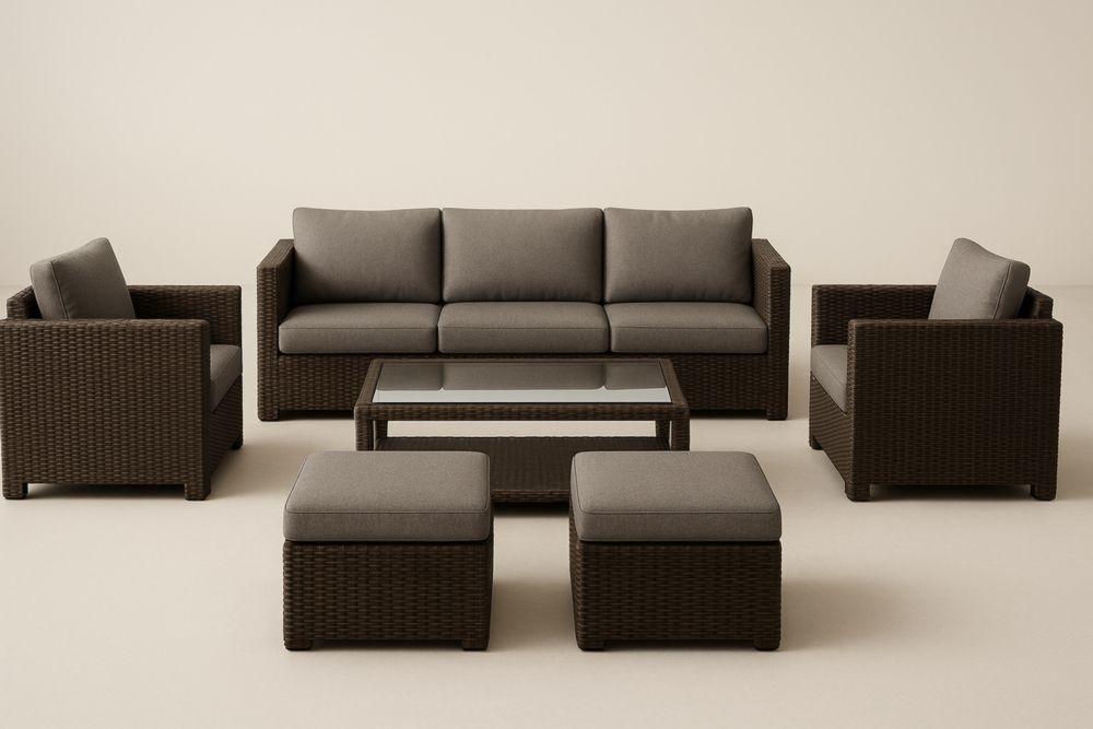 Set Divano da Giardino in Rattan Sintetico Marrone con Tavolino in Vetro e Cuscini Grigi