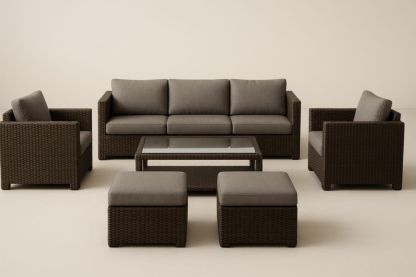 Set Divano da Giardino in Rattan Sintetico Marrone con Tavolino in Vetro e Cuscini Grigi