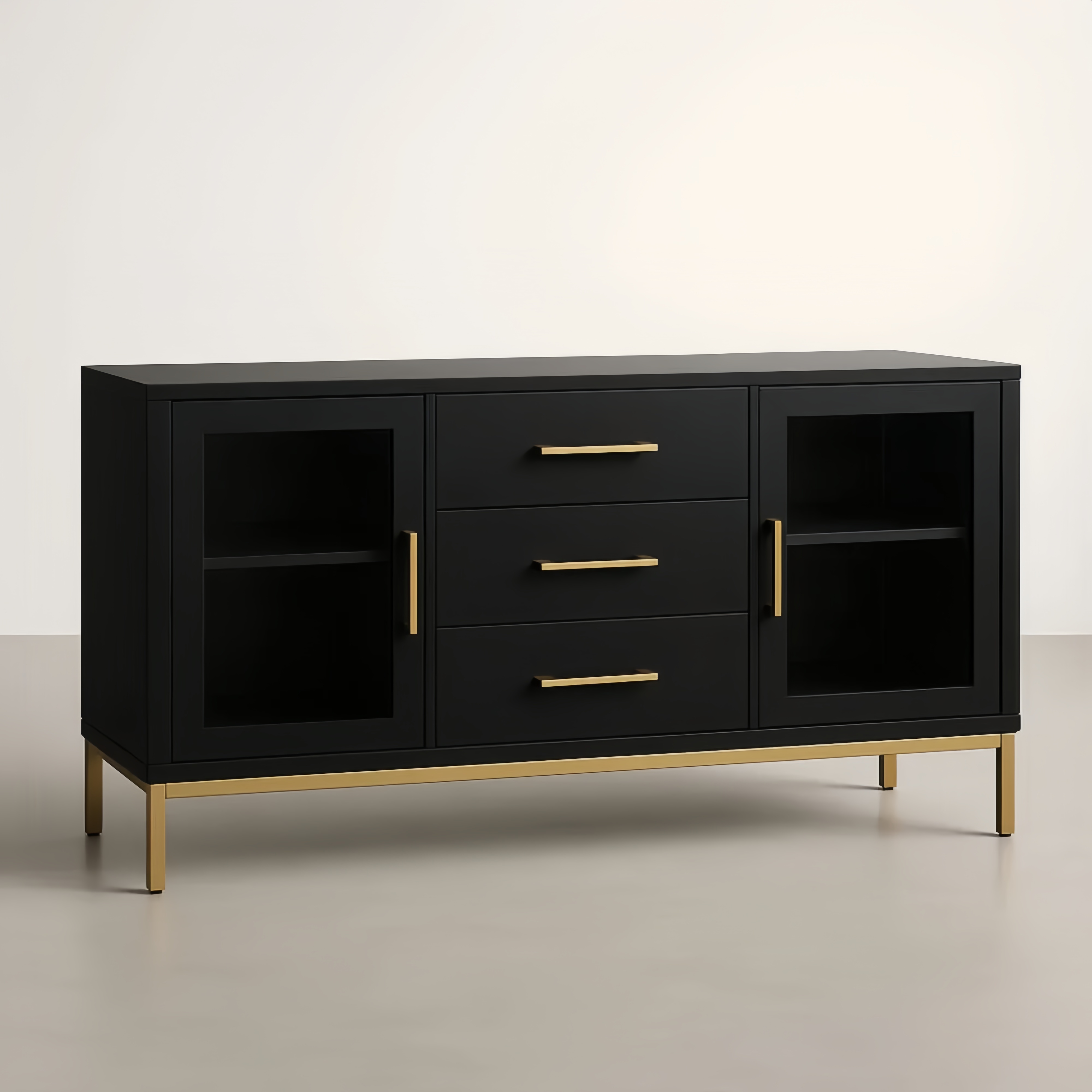 Credenza in legno nero con maniglie in metallo dorato e porte in vetro