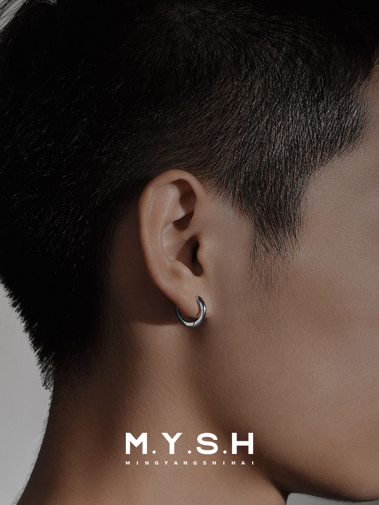 Bold 18K Gold Mini Hoop Earrings