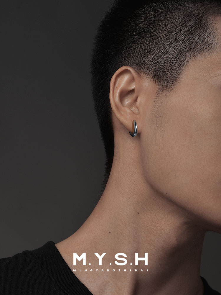 Bold 18K Gold Mini Hoop Earrings