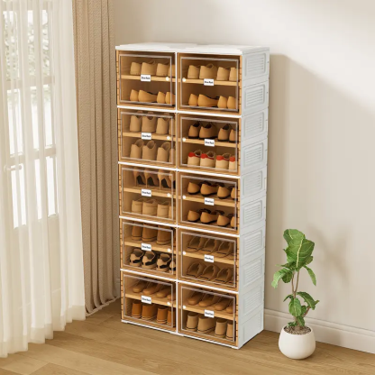 Zapatero plegable con puertas transparentes magnéticas, de 9 niveles; tiene capacidad para 18 pares de zapatos. De diseño sencillo y gran capacidad, es un zapatero de plástico robusto y apilable que ahorra espacio, no requiere instalación y resulta sumame