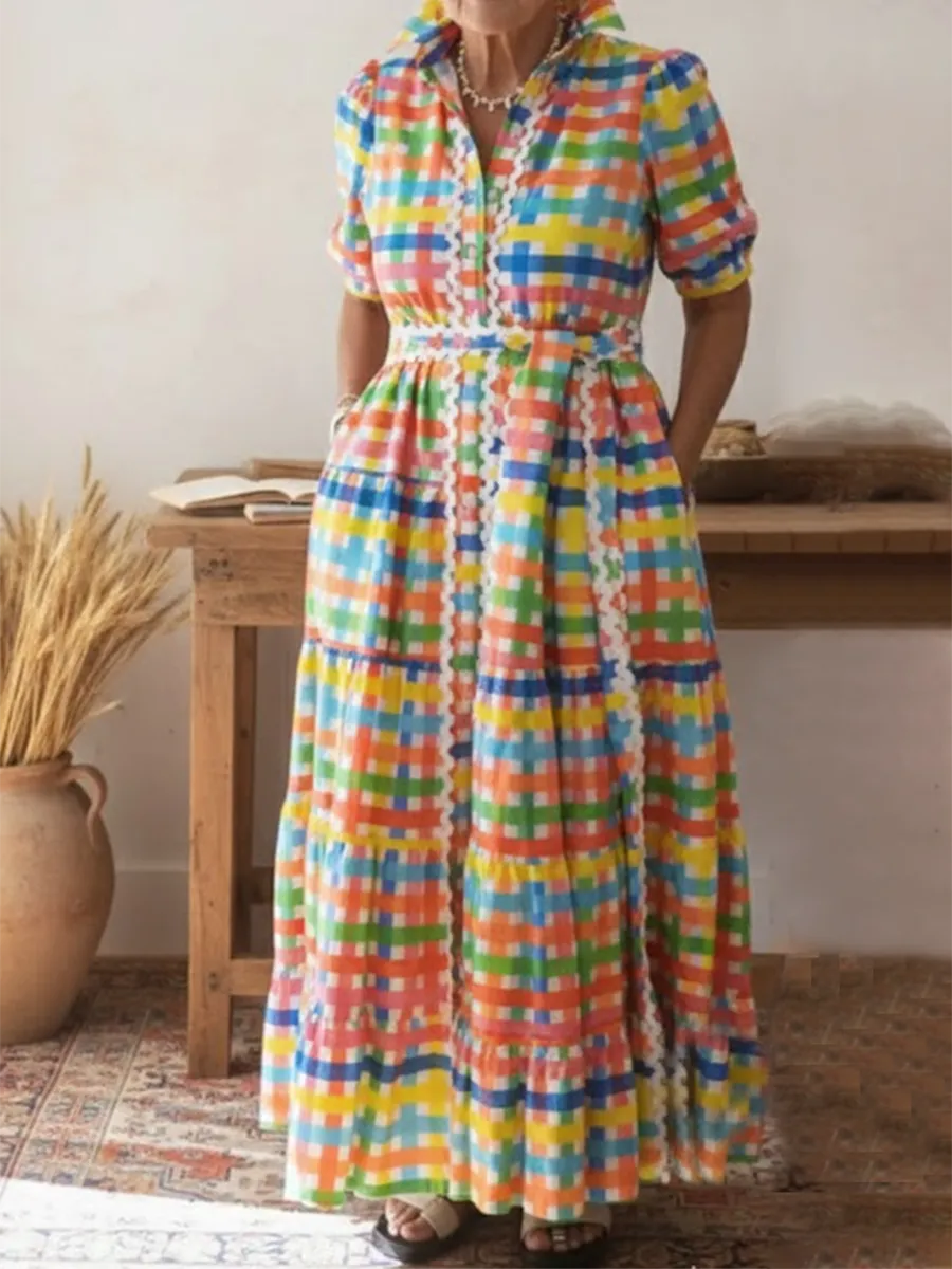 Hemdblusenkleid mit buntem quadratischem Kunstdruck