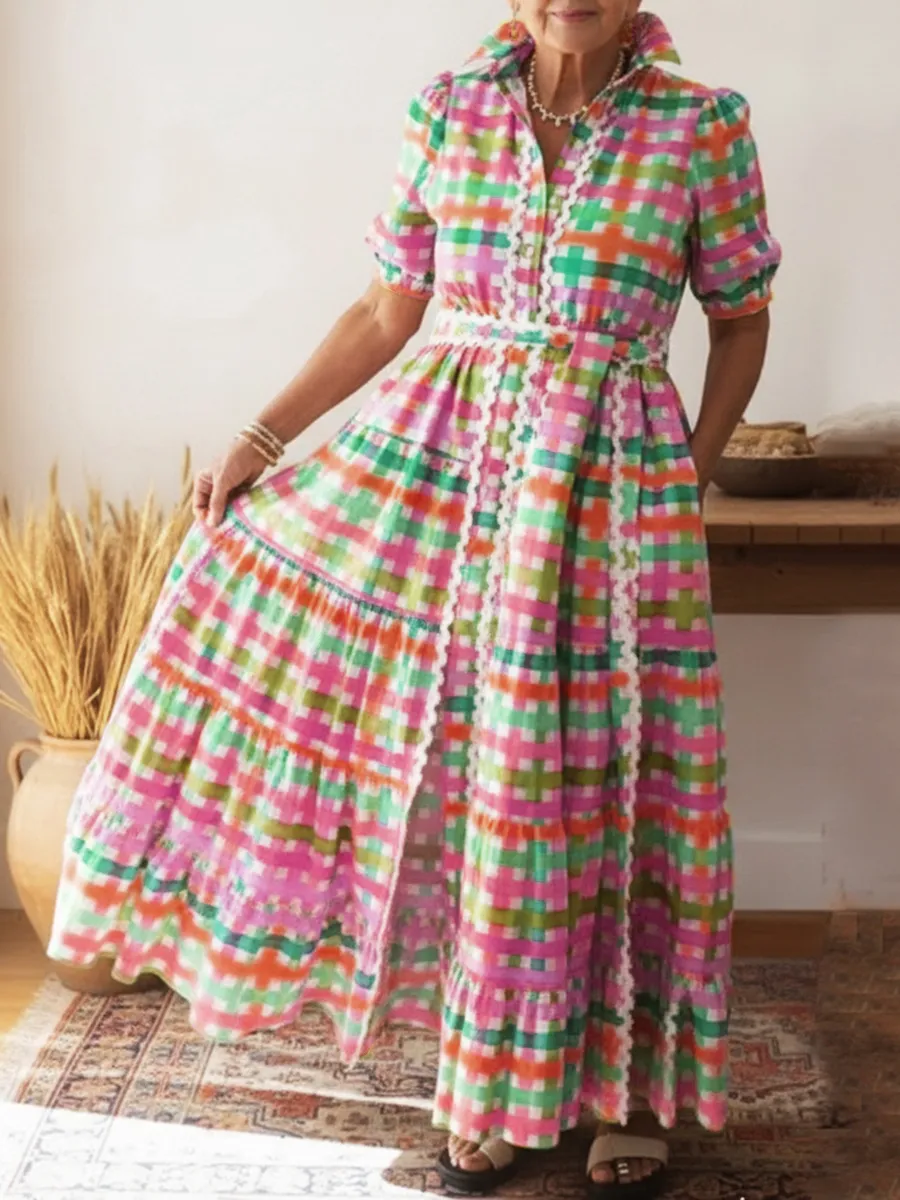 Hemdblusenkleid mit buntem quadratischem Kunstdruck