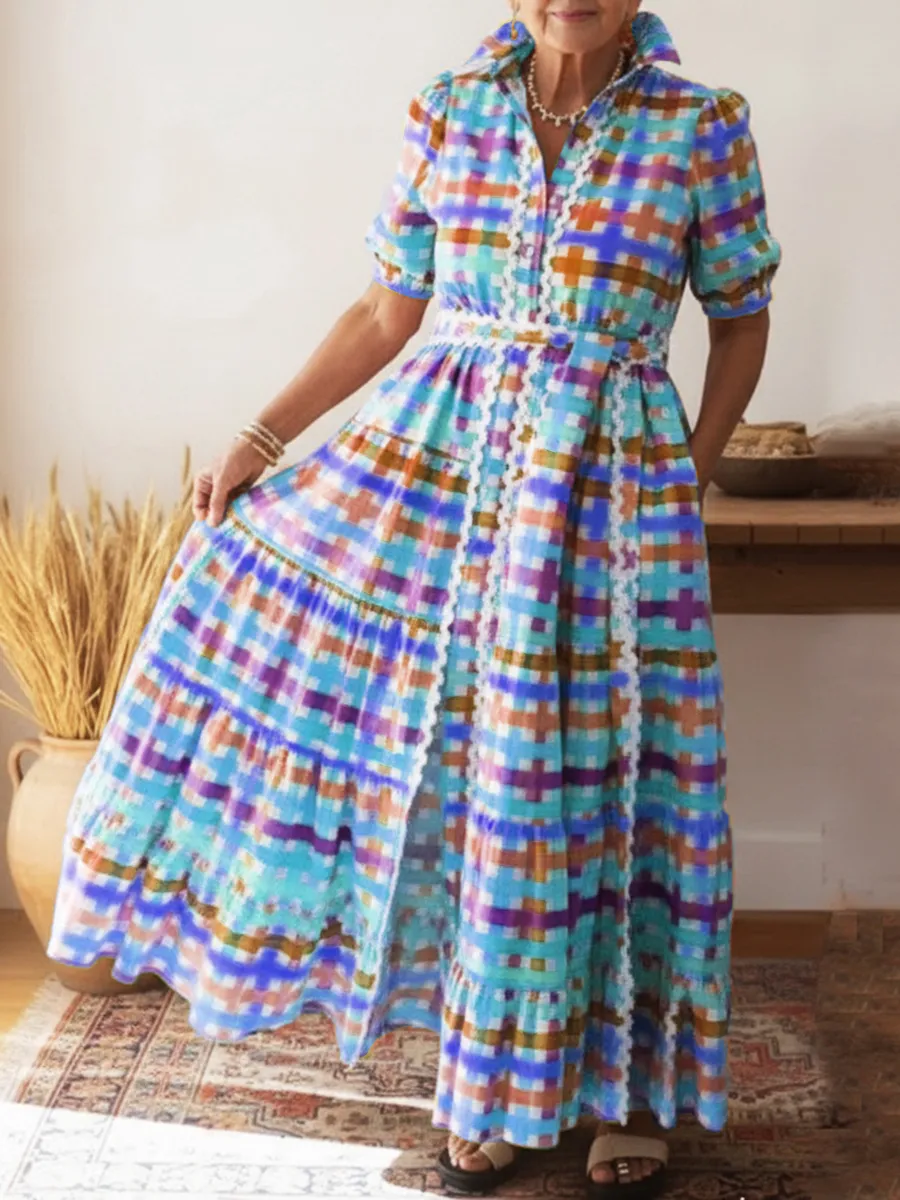 Hemdblusenkleid mit buntem quadratischem Kunstdruck