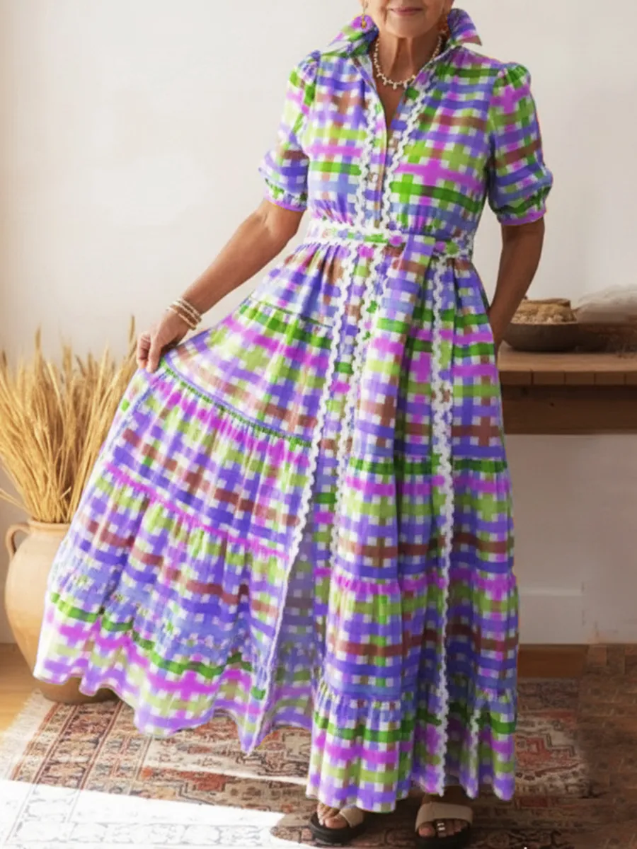 Hemdblusenkleid mit buntem quadratischem Kunstdruck