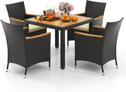 GIANTEX Ensemble de Salon de Jardin en Rotin PE 5 Pièces Noir – 4 Chaises avec Coussins Amovibles et Table en Bois d’Acacia avec Trou pour Parasol Ø 5 cm, 4 Personnes, 41 kg, Style Moderne-Luxemybase