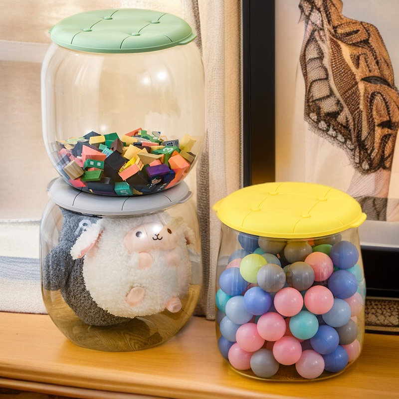 Multifunktionaler Hocker aus Kunststoff im modernen Wohnzimmer