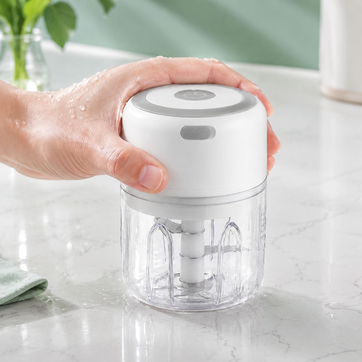 Detachable portable food mincer for easy cleaning
