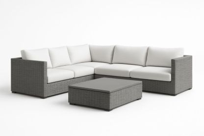 Divano angolare modulare in rattan sintetico con tavolino grigio e cuscini bianchi