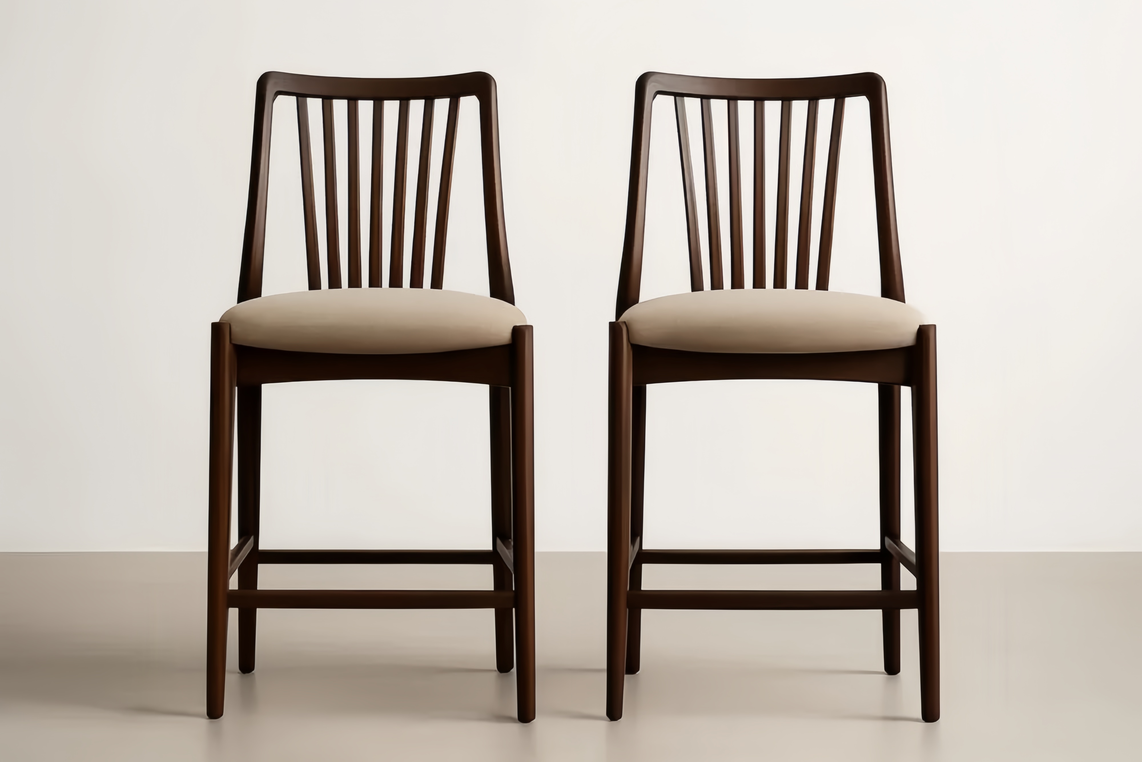 Set di 2 Sedie in Legno Massello con Seduta in Tessuto Beige