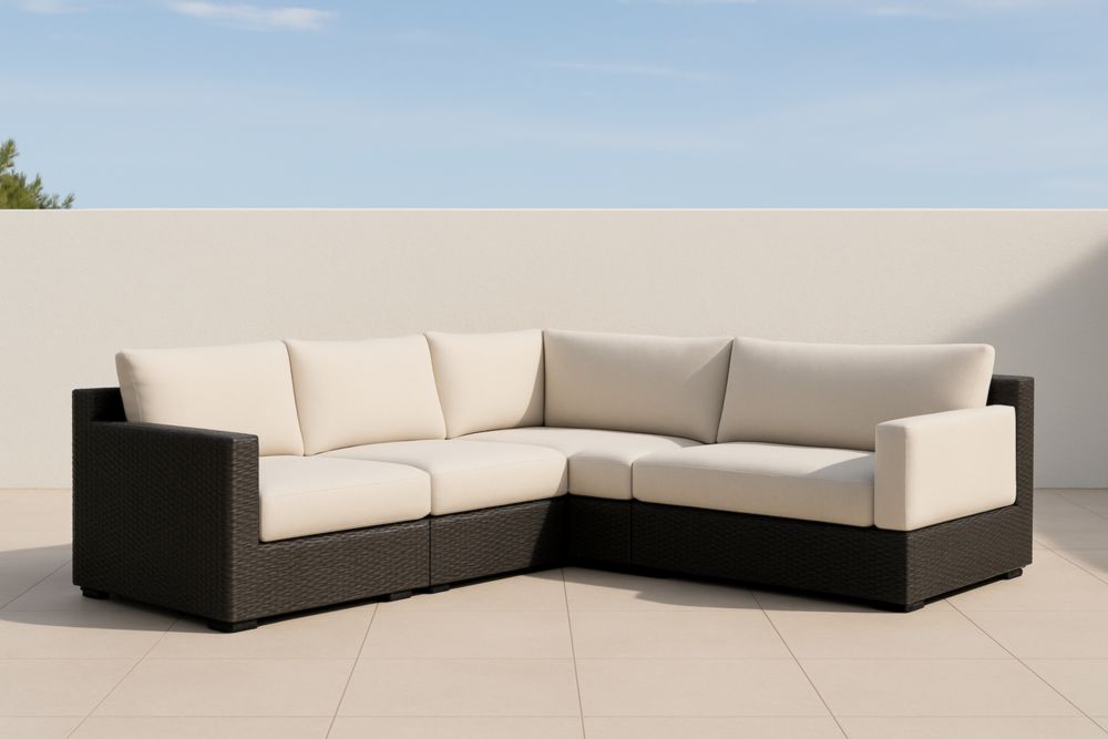 Divano angolare da esterno in rattan con cuscini crema