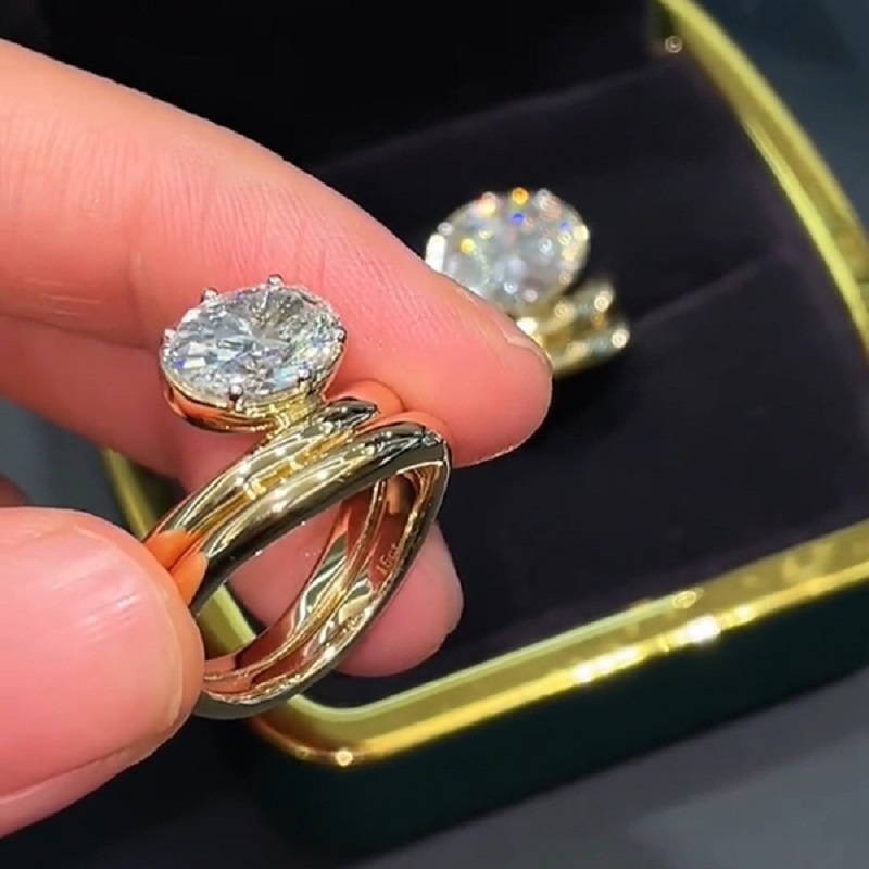 4.0 CT Round Cut 18K Gold Gorgeous Dome Freeform Style Solitaire Spiral Ring