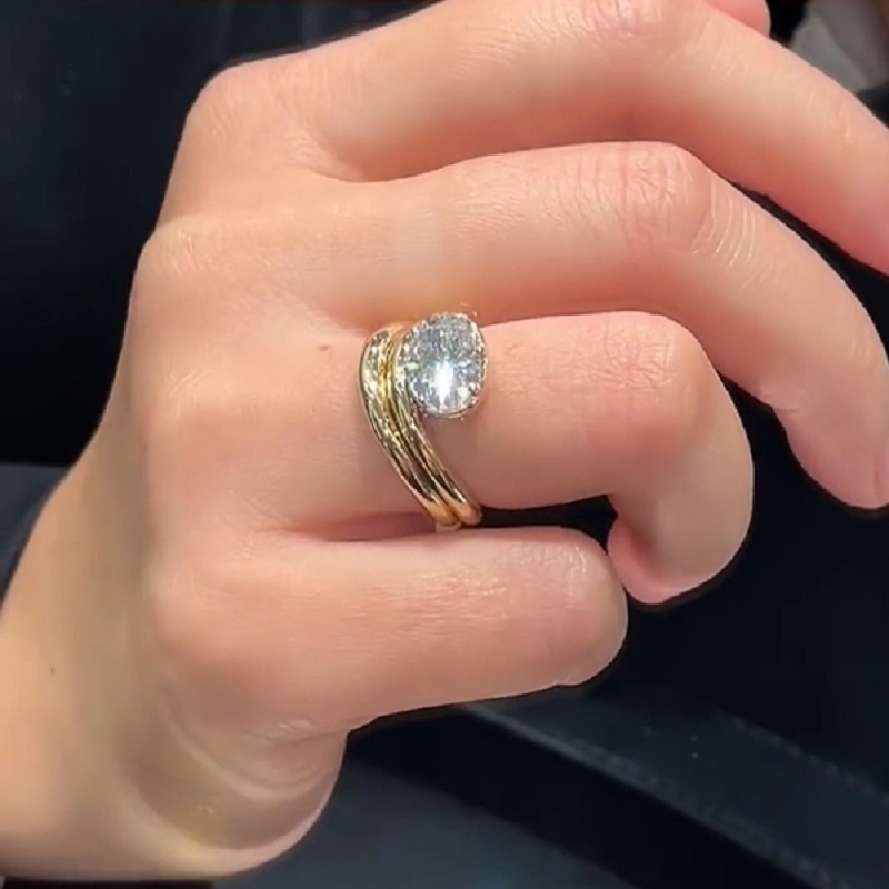 4.0 CT Round Cut 18K Gold Gorgeous Dome Freeform Style Solitaire Spiral Ring