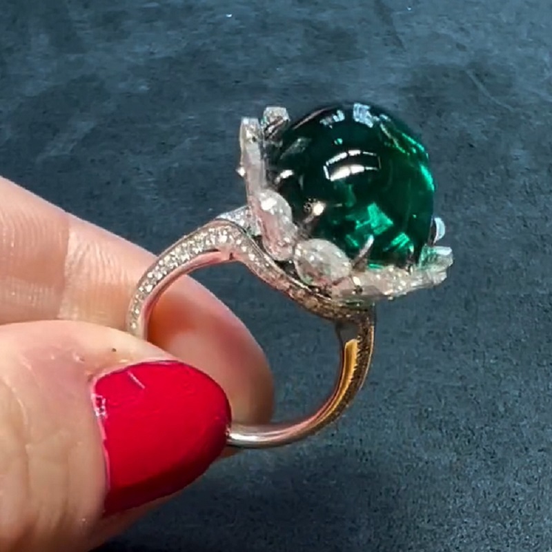 16.42 Carats Oval Cut Emerald & Diamonds Split Shank Engagement Ring