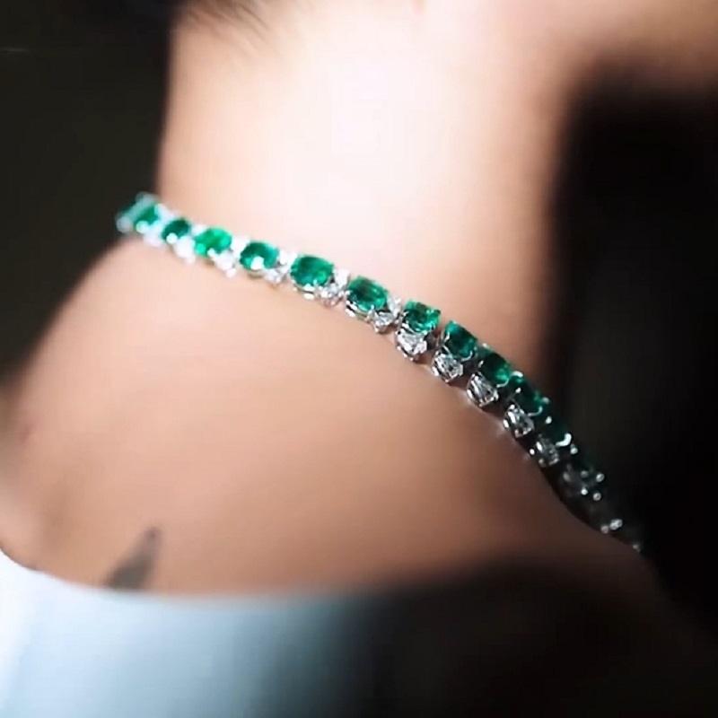 19.5 Carats Stunning Pear Cut Zircon And Emerald Necklace