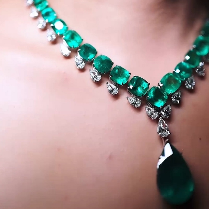 19.5 Carats Stunning Pear Cut Zircon And Emerald Necklace
