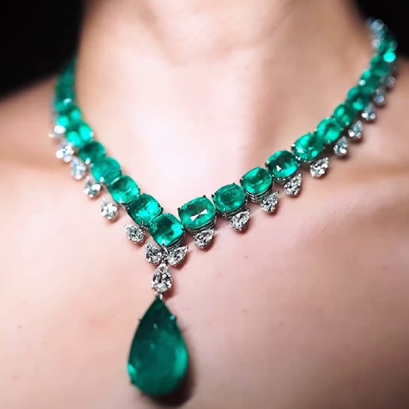 19.5 Carats Stunning Pear Cut Zircon And Emerald Necklace