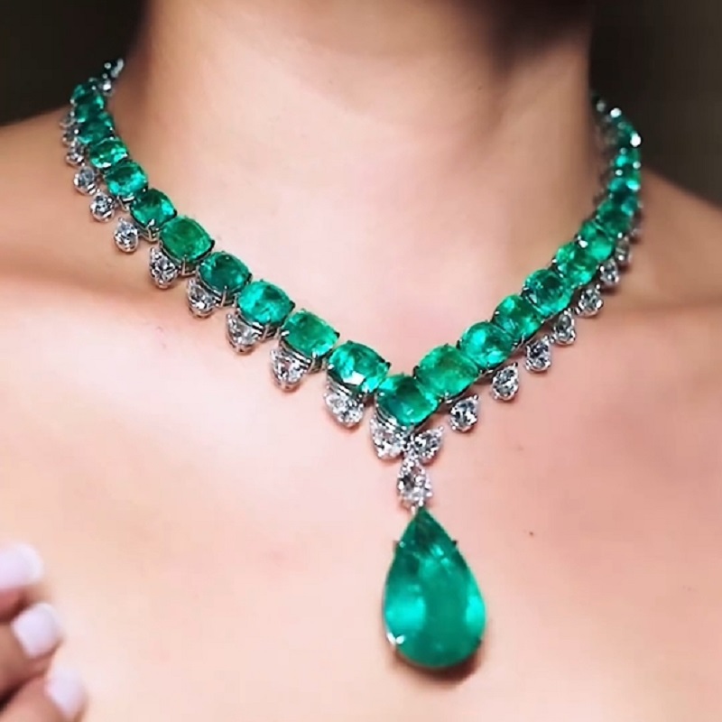 19.5 Carats Stunning Pear Cut Zircon And Emerald Necklace