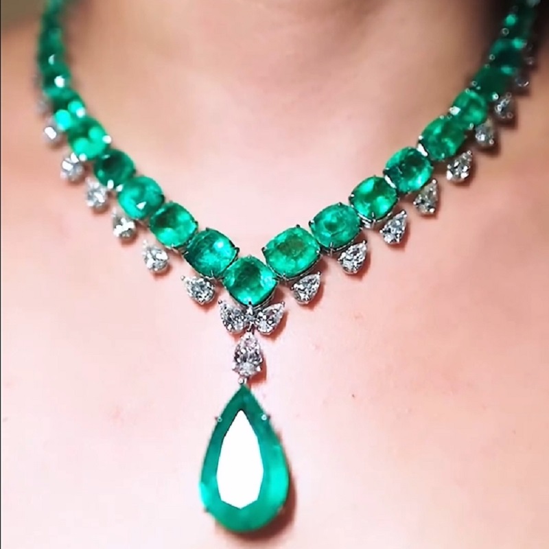 19.5 Carats Stunning Pear Cut Zircon And Emerald Necklace