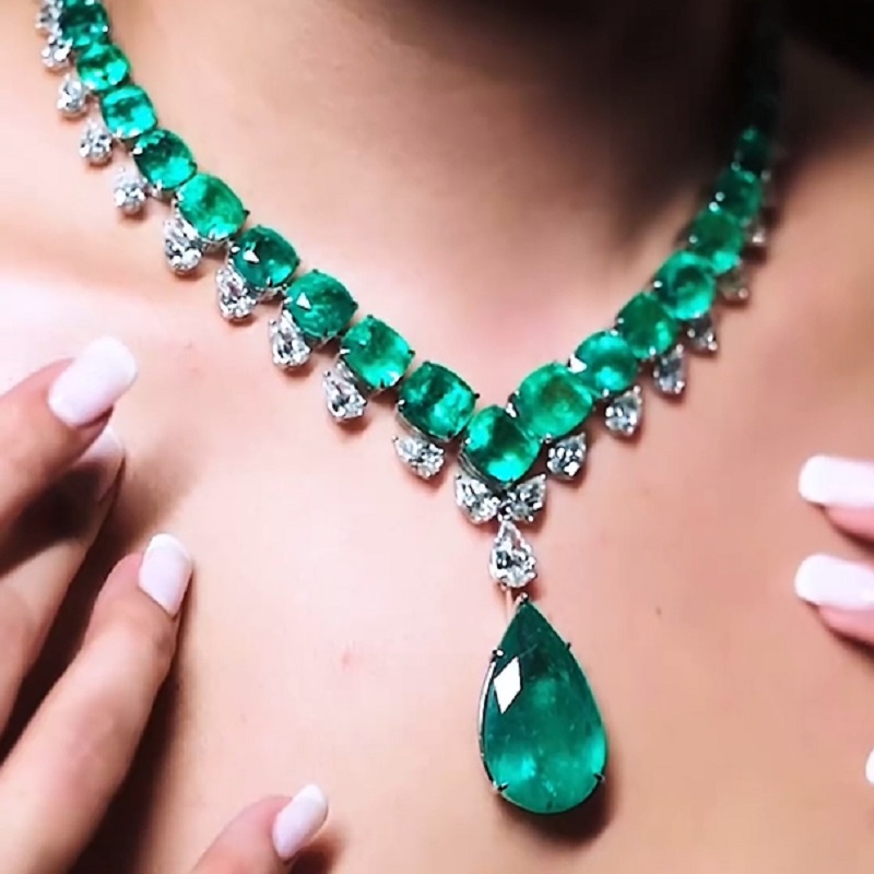 19.5 Carats Stunning Pear Cut Zircon And Emerald Necklace