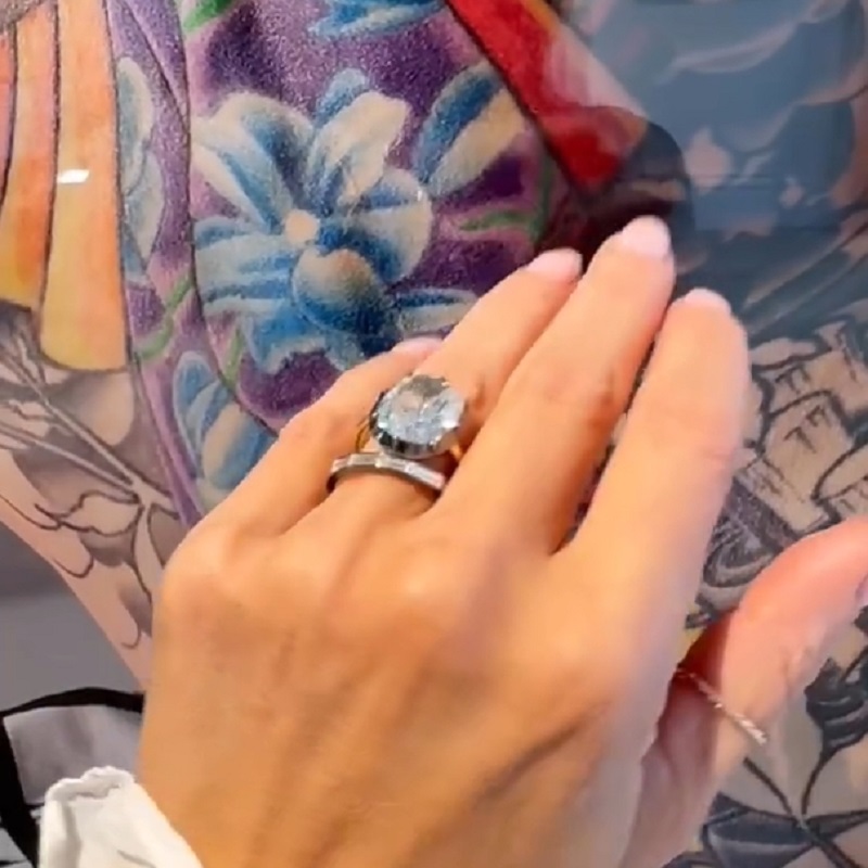 9.01 Carats Cushion Button Back Ring