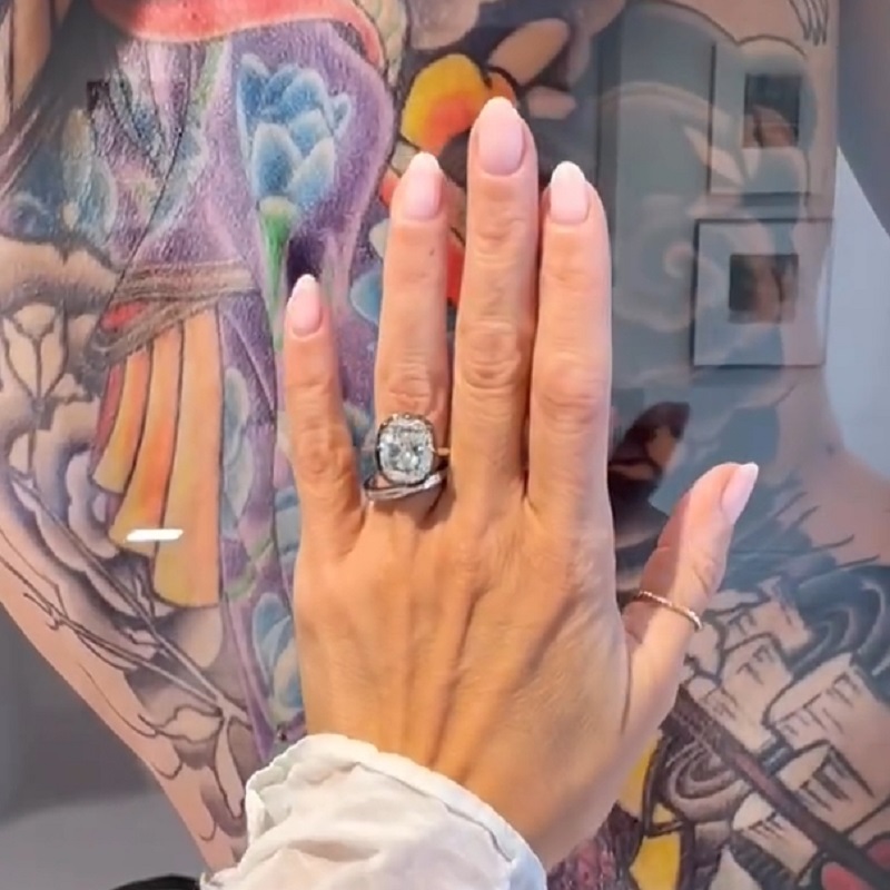 9.01 Carats Cushion Button Back Ring