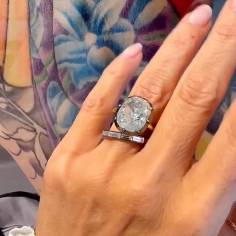 9.01 Carats Cushion Button Back Ring