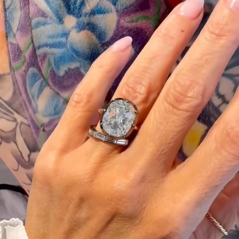 9.01 Carats Cushion Button Back Ring