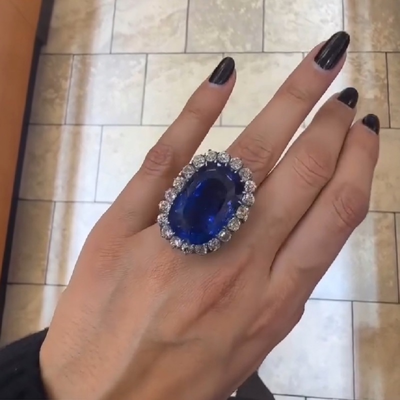 19.5 Carats Radiant Cut Ceylon Sapphire Halo Ring