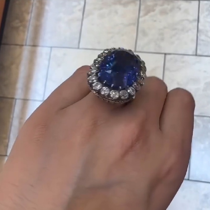 19.5 Carats Radiant Cut Ceylon Sapphire Halo Ring